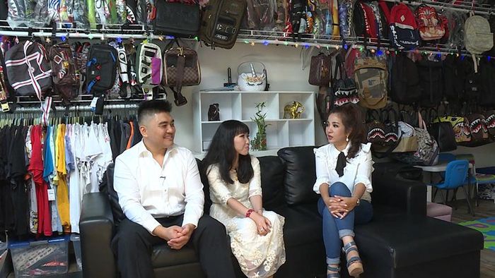 Hai vợ chồng hiện sống trong căn nhà rộng rãi ở Mỹ, phía sau là bộ sưu tập ba-lô của Vương.