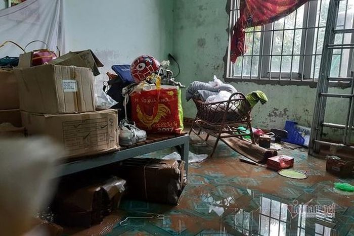 Nhiều đồ đạc trong nhà anh Tuấn bị ngâm lâu trong nước lũ