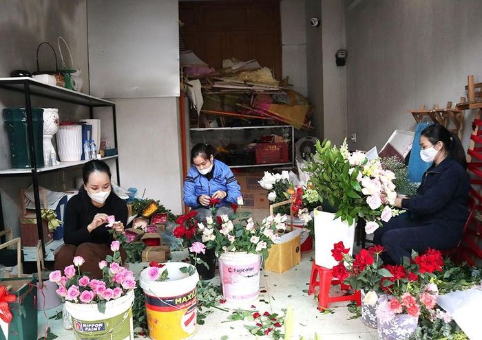 Các cửa hàng tất bật gói quà, gói hoa phục vụ khách ngày 20/10 (Ảnh: NVCC)