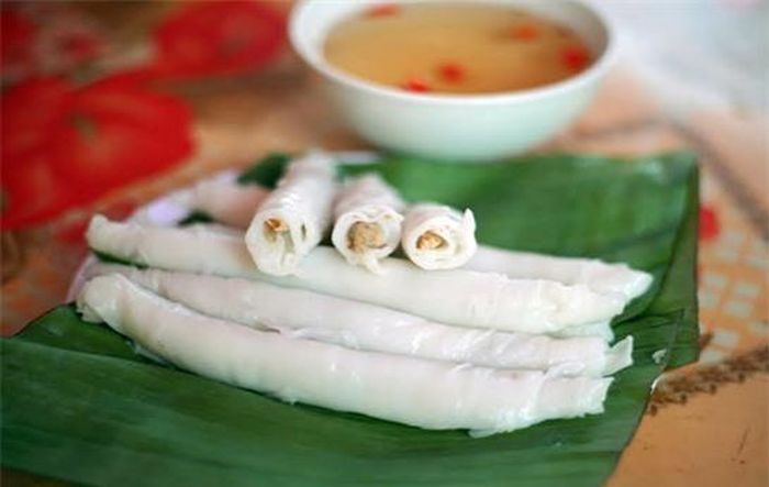 Khác với bánh cuốn của các vùng khác được tráng thật mỏng thì bánh cuốn Phú Thị lại được tráng làm 2 lần dày hơn. Khi hấp chín, lá bánh mềm dẻo và dai không bị vỡ là đạt tiêu chuẩn của một lá bánh ngon. Để hoàn thành một chiếc bánh cuốn sau khi làm các công đoạn trên người làm sẽ cuộn lá bánh cuốn cùng với nhân bánh xếp chồng lên trên chiếc lá chuối hoặc lá dong cho thật đẹp mắt. Sẽ kém ngon miệng khi thiếu thứ nước chấm đậm đà được làm từ nước mắm, bột ngọt, giấm ớt thêm chút thịt băm. Khi ăn du khách sẽ cảm nhận được hương vị thơm ngon rất riêng của đặc sản Văn Giang, Hưng Yên.