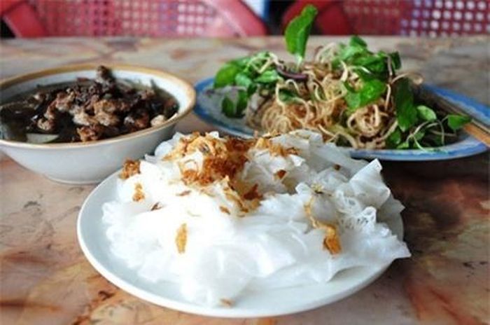 Đặc trưng của loại bánh cuốn Phủ Lý (Hà Nam) này là lá bánh dày, tuy nhiên lại không cứng, rất dẻo dai và mềm mại, sau khi được hấp lên, vừa đủ dộ chín thì bánh được bỏ ra, thêm vài lát hành khô. Đặc biệt là Bánh cuốn Phủ Lý không ăn với chả quế, chả lụa mà ăn với chả thịt nướng tạo nên sự hấp dẫn riêng.