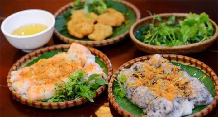 Bánh cuốn chả mực là một món ăn đặc sản của người dân Hạ Long. Món ăn là sự kết hợp đặc biệt, hài hòa mang đậm hương vị biển cả. Những chiếc bánh cuốn thịt tráng mỏng cùng mùi thơm ruốc và hành phi. Ăn cùng những miếng chả mực giã tay vừa chiên cũng đang nóng hổi vàng ruộm, tất cả nhúng vào bát nước chấm được pha vừa ăn hòa quyện vào nhau tạo lên một món ăn khiến du khách không thể nào quên.