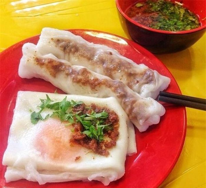 Có thể nói bánh cuốn nổi tiếng ở khá nhiều vùng nhưng bánh cuốn Lạng Sơn lại có một đặc trưng riêng. Gạo dùng để làm bột bánh cuốn ở đây là loại gạo trồng trên nương. Đặc biệt hơn là bánh cuốn ở đây người ta không dùng nhân mộc nhĩ xào với thịt băm mà thay vào đó dùng trứng gà và thịt băm nhỏ chưng lên để làm nhân bánh. Ăn cùng bát nước chấm đặc biệt của xứ lạng, khiến món ăn trở nên thơm ngon và đặc biệt hơn.