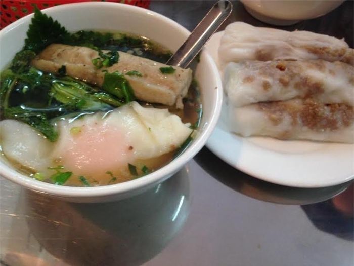Nét riêng đặc trưng của bánh cuốn Cao Bằng là ăn cùng nước dùng chứ không phải là nước mắm chua ngọt như những vùng miền khác. Đó là thứ nước canh ninh từ xương heo thơm lừng, ngọt lịm. Đi kèm bát nước dùng được cho thêm vào vài thìa thịt băm nhuyễn, rắc chút hành, mùi xanh mướt trông vô cùng hấp dẫn. Chính vì vậy bánh cuốn Cao Bằng còn có tên gọi là bánh cuốn canh. Tùy theo khẩu vị, có người thích ăn bánh cuốn canh không, người lại muốn thêm hương vị bằng quả trứng hay miếng giò. Ai từng một lần thưởng thức món bánh cuốn canh sẽ chẳng thể quên được vị ngọt của nước hầm xương, bánh cuốn mềm, thơm lừng và béo ngậy.
