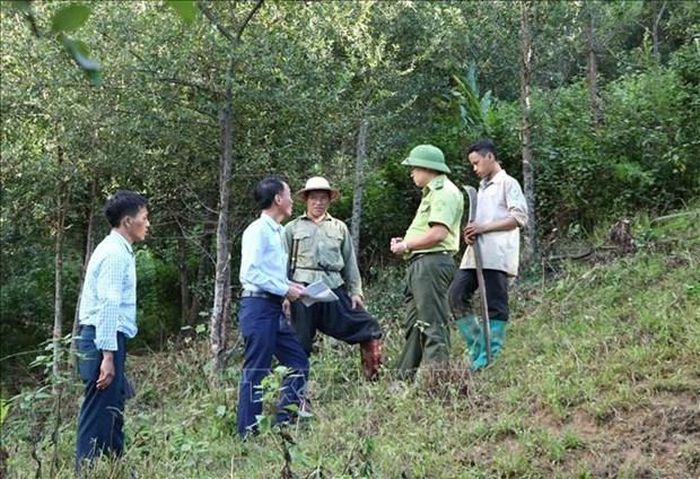 Cán bộ Quỹ bảo vệ rừng phối hợp với kiểm lâm địa phương tuyên truyền về phòng chống cháy rừng cho người dân khu vực xã Tả Lèng, huyện Tam Đường. Ảnh: Quý Trung - TTXVN