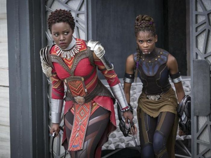 Lupita Nyong'o (trái) và Letitia Wright trong phim “Black Panther”