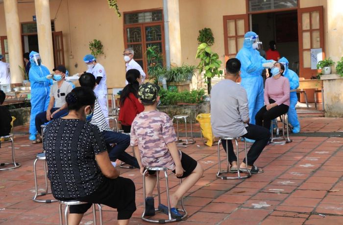 Cơ quan chức năng lấy mẫu xét nghiệm cho người dân huyện Quế Võ