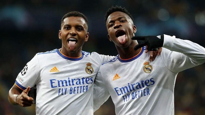 Vinicius Junior (phải) có trận đấu chói sáng với cú đúp