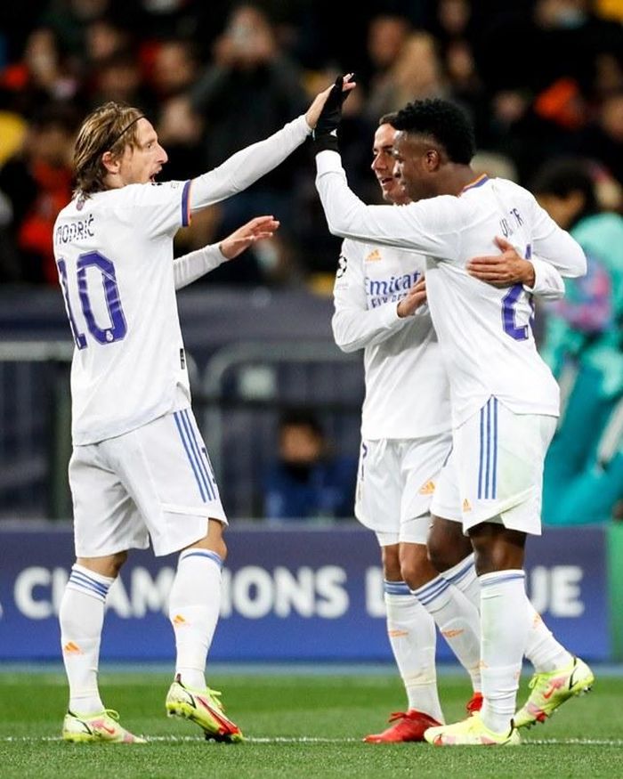 Real dẫn trước Shakhtar nhờ pha đá phản lưới nhà của Krivtsov ở phút 37