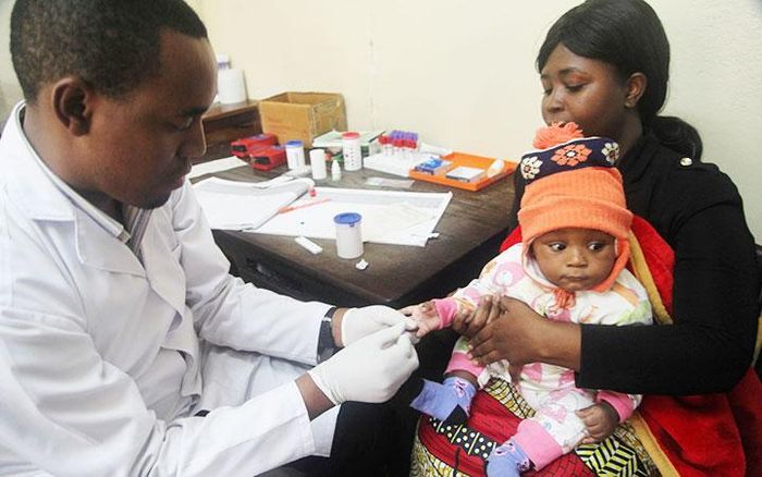 Xét nghiệm sốt rét cho trẻ em dưới 5 tuổi ở Tanzania. Ảnh: REUTERS