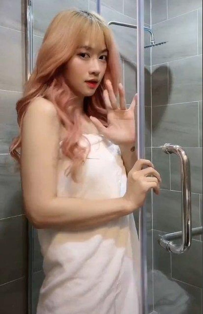 Bên dưới phần bình luận, dân mạng đã góp ý thẳng thắn với Lê Bống và cho rằng cô nàng nên tiết chế lại vì dù sao đây cũng là chốn công khai.