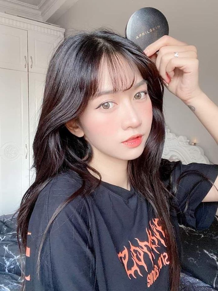 Ngoài ra một vài người còn tỏ ra thắc mắc khi trước đó, chính Lê Bống từng tự nhận rằng bản thân ít đăng ảnh quyến rũ lắm.