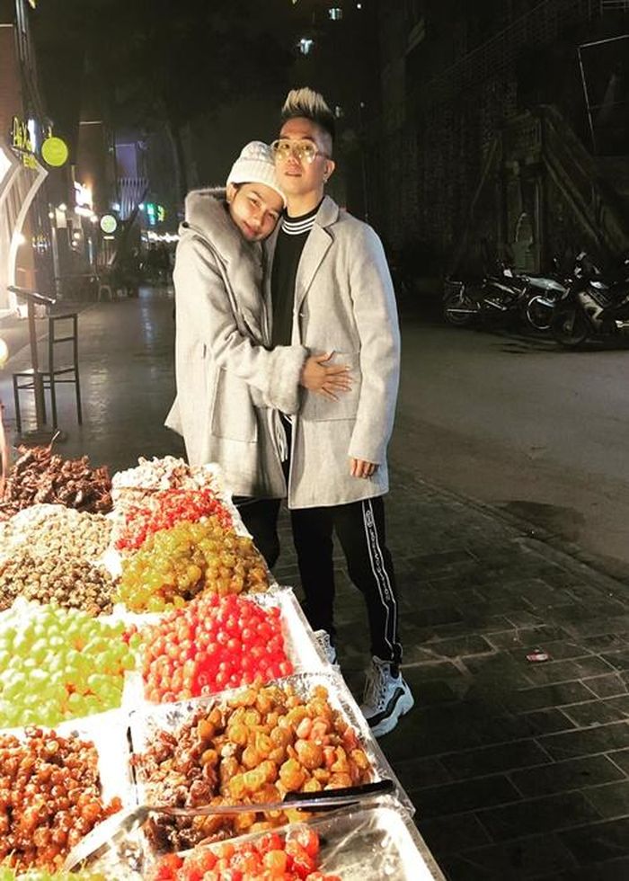Khánh Đơn còn phụ vợ chăm sóc và chơi với con. “Tôi thường tự pha sữa, tắm rửa cho con. Hầu như ngày nào tôi cũng coi hoạt hình và chơi đồ hàng cùng con gái”, nam ca sĩ cho hay.