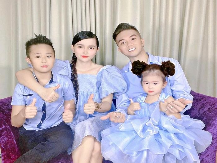 Giống Khánh Đơn, Huỳnh Như cũng vun đắp tình cảm gia đình. Cô luôn đặt chồng ở một vị trí rất quan trọng để lựa lời ăn tiếng nói và chăm sóc con riêng của chồng chu đáo.