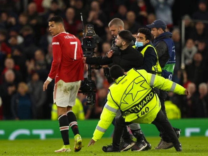 Một nhân viên Man Utd bị trượt ngã khi vây bắt kẻ quá khích.