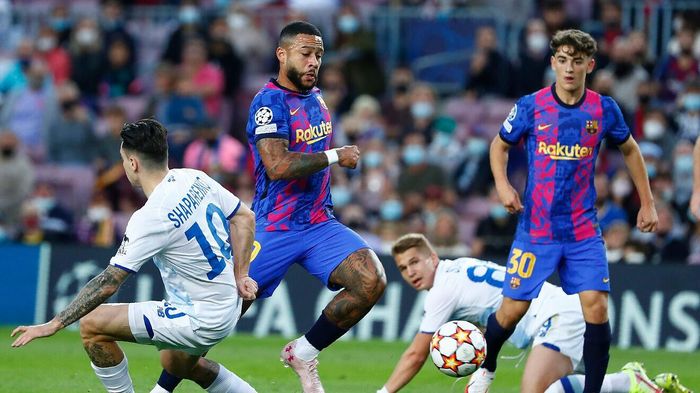 Trong hiệp 1, Depay là người chơi sáng nước nhất trên hàng công Barca