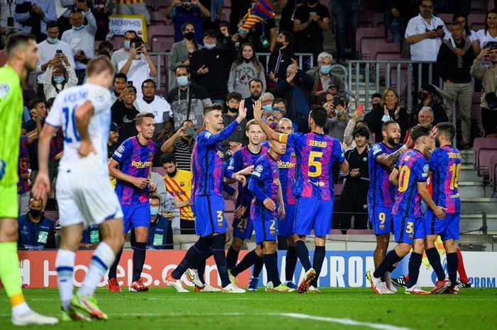 Phút 36, Pique lẻn xuống đệm cận thành tung lưới Dynamo Kiev