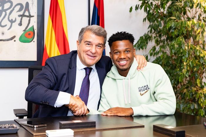 Tài năng 18 tuổi rạng rỡ trong ngày ký gia hạn Barca