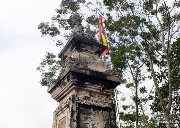 Mặt trước và sau các trụ biểu ghi nhiều câu đối bằng chữ Hán. Đặc sắc của các trụ biểu là nghệ thuật đắp phù điêu hình rồng và tượng nghê chầu sống động trên đỉnh trụ. Ảnh: Huy Thư