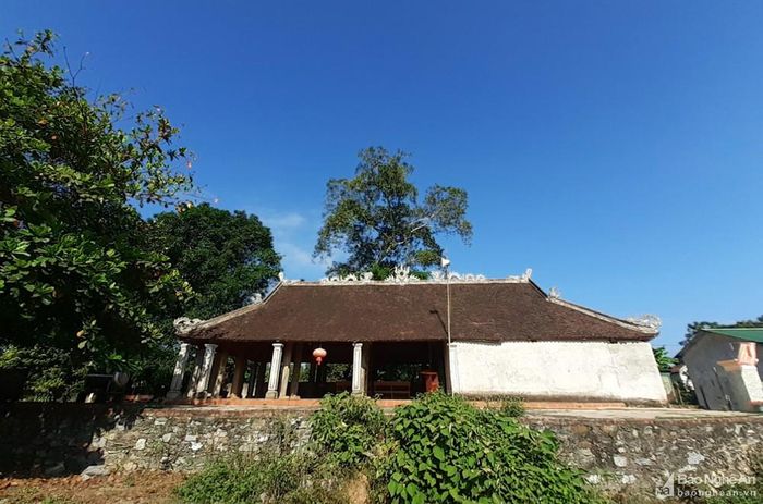 Đại đình Phúc Xá là ngôi nhà 5 gian nằm dọc trên gò Rú Đấng. Theo các cụ cao niên, ngày trước, 3 gian ngoài của đình đặt 3 bộ phản cho quan, dân ngồi khi có việc. 2 gian trong là nơi thờ tự, được ngăn cách bởi một bức vách bằng gỗ, có 2 cửa ở hai bên, khi cúng tế mới mở ra. Ảnh: Huy Thư