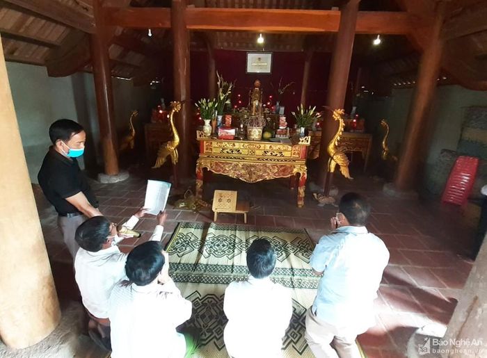 Đặc biệt vào ngày 16/9 âm lịch hàng năm, người dân xóm Lam Hồng lại long trọng tổ chức lễ giỗ, tưởng nhớ Vua Mai tại đình Phúc Xá. Năm nay trong điều kiện dịch bệnh diễn biến phức tạp, lễ giỗ Vua Mai được tổ chức gọn nhẹ nhưng không kém phần trang nghiêm. Đình Phúc Xá đã được công nhận là Di tích Lịch sử Văn hóa cấp tỉnh. Quá trình tồn tại lâu dài, ngôi đình cổ không chỉ là chứng tích lịch sử sinh động, nơi hội tụ và phản ánh những giá trị truyền thống cao đẹp của địa phương, mà còn là nơi giáo dục, tự hào “tiếp lửa” cho bao thế hệ. Ảnh: Huy Thư