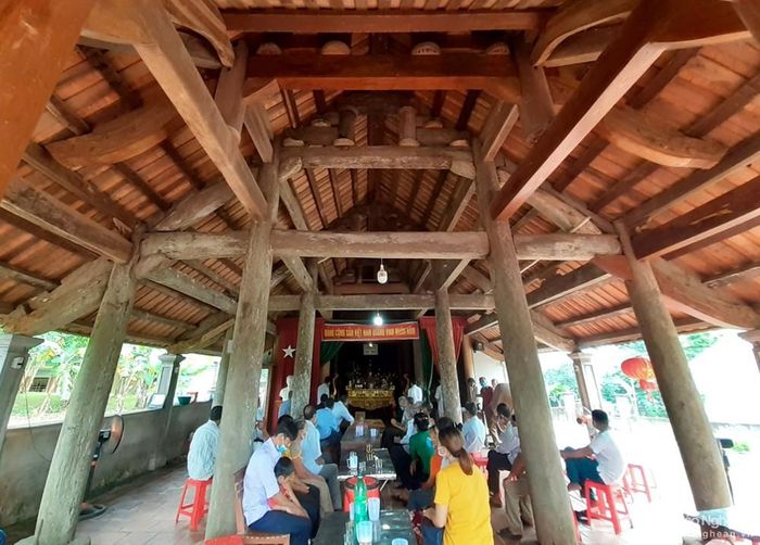 Sau hàng chục năm trở thành phế tích, với nguyện vọng khôi phục lại những giá trị truyền thống của quê hương, năm 2014, người dân làng Phúc Xá đã chung tay, đóng góp công sức, trùng tu, tôn tạo lại ngôi đình cổ. Trong lần trùng tu này, một số kết cấu gỗ hư hỏng đã được thay thế. Cổng đình được gia cố thêm... Hàng năm vào ngày lễ, Tết, tại ngôi đình cổ dân làng lại tổ chức yến lão, mừng thọ đầu Xuân, hội họp, giao lưu, gặp mặt… Ảnh: Huy Thư