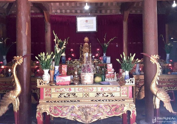 Đình làng Phúc Xá thờ Thành hoàng là Mai Hắc Đế - Anh hùng giải phóng dân tộc, từng lãnh đạo cuộc khởi nghĩa ở Hoan Châu lật đổ ách thống trị của nhà Đường ở thế kỷ thứ 8, duy trì nền độc lập của nước ta gần 10 năm (713 - 722). Ngoài thờ các vua Mai (Mai Thánh Đại Đế, Mai Thánh Thiếu Đế), đình còn thờ thần Cao Sơn, Cao Các, Nam Sơn, Kim Sơn, Phúc Sơn, Bạch Sơn, Lâm Sơn, những vị thần có công giúp nước, trợ dân, được nhân dân trong vùng tôn kính. Ảnh: Huy Thư