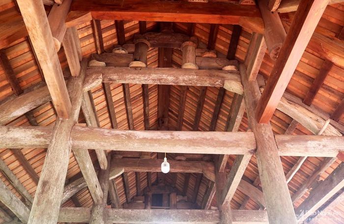 .Ngôi đình có bộ khung gỗ đồ sộ, sử dụng vật liệu xây dựng cùng với kỹ thuật lắp ghép truyền thống, được trang trí bằng các mảng chạm khắc nhẹ nhàng, thanh thoát. Vì kèo kết cấu theo kiểu "thượng giá chiêng, hạ kẻ chuyền". Ảnh: Huy Thư