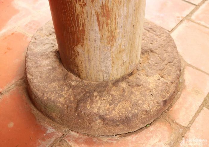 So với nhiều ngôi đình cổ trong tỉnh, vật liệu xây dựng thường là gạch và đá xanh, thì đình Phúc Xá có điểm khác hơn, tường gốc được xây bằng đá ong, hòn táng kê chân cột là đá nhám...Ảnh: Huy Thư