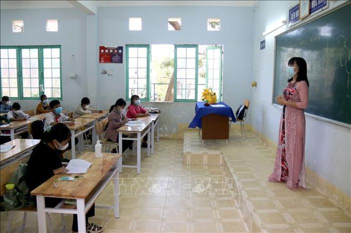Buổi học đầu tiên sau thời gian giãn cách xã hội tại trường Tiểu học và Trung học cơ sở Đông Tiến (xã Đông Tiến). Ảnh: Nguyễn Thanh/TTXVN