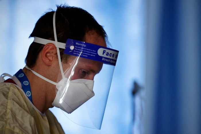  Các chuyên gia cho rằng Anh cần tái áp đặt các biện pháp hạn chế phòng dịch. Ảnh: AFP. 
