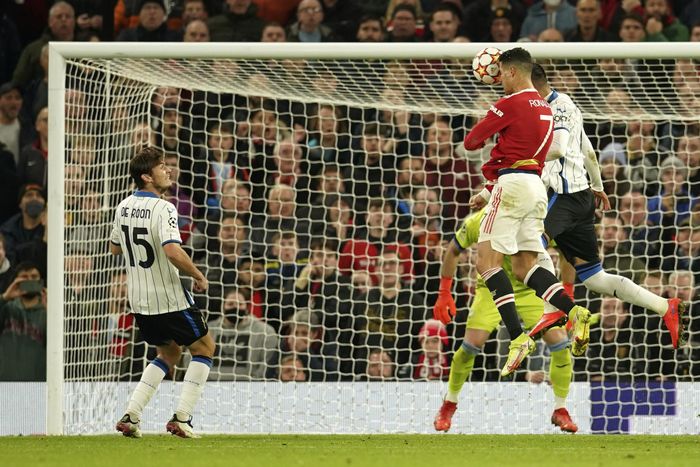  Pha bật cao đánh đầu của Ronaldo giúp Man United vượt qua Atalanta. Ảnh: Reuters. 