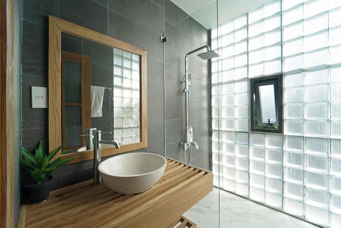 Phòng tắm sử dụng gạch block kính, vừa lấy sáng vừa đảm bảo tính riêng tư. Nguồn ảnh: Nguyen Cuong