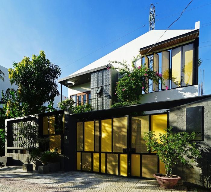 Tọa lạc tại thành phố Đà Nẵng, Hoa's House là ngôi nhà được thiết kế theo triết lý gọi là "kiến trúc cảm xúc". Nhà xây dựng trên diện tích 150m2, hoàn thành năm 2020.