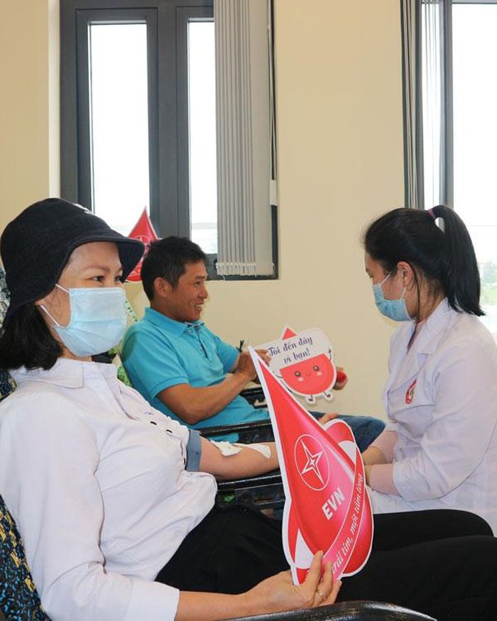 Phụ nữ tham gia hiến máu nhân đạo