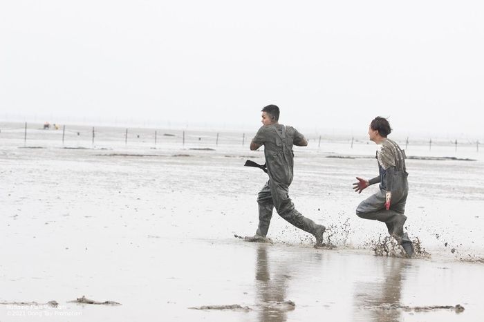  Đây là trò chơi quen thuộc, nhiều lần xuất hiện trong phiên bản gốc của Running Man. Với trò chơi bùn lầy, đôi bạn thân Jun Phạm và Ngô Kiến Huy một lần nữa bị phân về hai đội khác nhau, phải đối đầu để giành chiến thắng. 