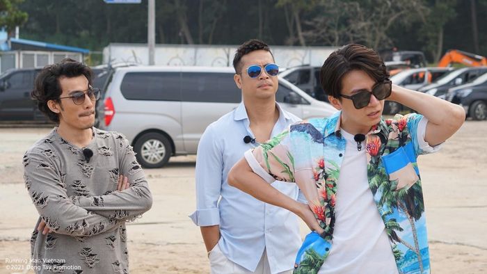  Kết thúc nội dung ghi hình ở đài SBS, 8 thành viên Running Man Việt Nam tiếp tục di chuyển tới bờ biển để ghi hình nội dung tiếp theo. Ngô Kiến Huy chọn áo hoa - trang phục phù hợp để đi biển. 