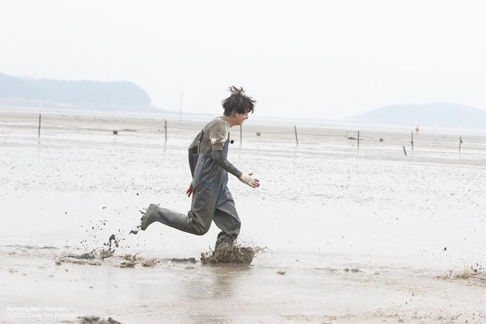  Được đưa tới bờ biển nhưng các thành viên Running Man không được tận hưởng khung cảnh biển xanh lãng mạn. Trái lại, đây là bãi biển cạn, chủ yếu là bùn lầy. Nhóm 8 người sẽ phải trải qua các thử thách, trò chơi vận động trên mặt bùn. 