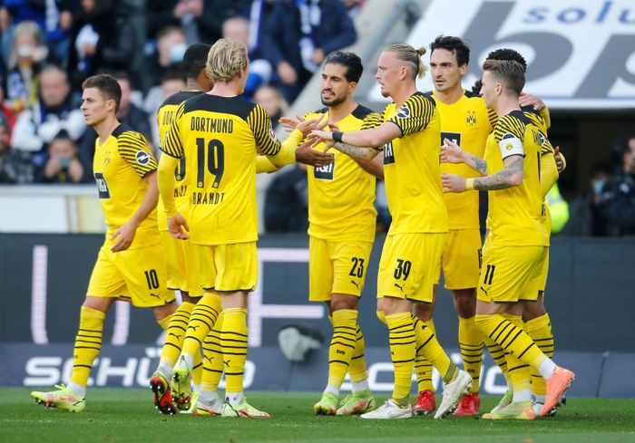  Ở trận đấu cùng giờ, Dortmund trong ngày vắng Erling Haaland vẫn có kết quả thuận lợi trước chủ nhà Arminia Bielefeld. Emre Can, Mats Hummels, Jude Bellingham lập công giúp Die Borussen thắng 3-1, qua đó tiếp tục bám đuổi Bayern với khoảng cách 1 điểm sau 9 vòng. 