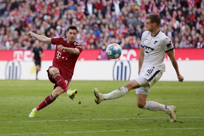  Lewandowski bỏ lỡ cơ hội đối mặt ở phút thứ 2, nhưng đã chứng tỏ đẳng cấp bằng pha lập công ở vị trí khó hơn. Sau pha phản công nhanh ở phút 30, cựu tiền đạo Dortmund dứt điểm kỹ thuật từ ngoài vùng cấm hạ gục thủ môn Baumann. 