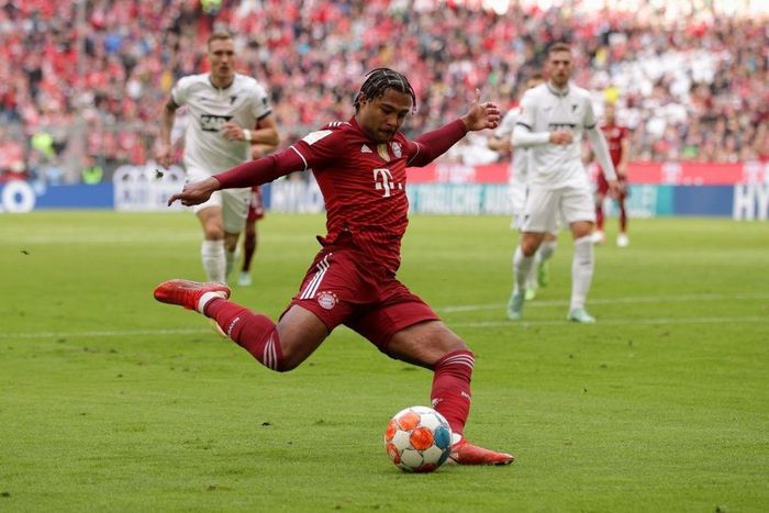  Bayern sớm chứng tỏ ưu thế về sức mạnh bằng việc đẩy đối thủ lùi sâu về phần sân đối diện sau tiếng còi khai cuộc. Trong 10 phút đầu trận, chủ nhà đã có cơ hội đối mặt và một lần làm tung mành lưới đối thủ. Bàn thắng của Gnabry ở phút thứ 8 bị VAR tước khi phát hiện lỗi của Musiala trong pha tranh chấp với cầu thủ đội khách. 