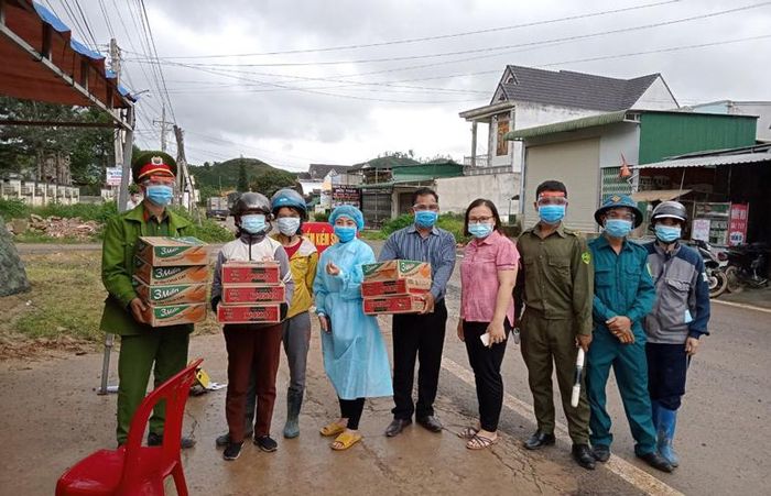 Phụ nữ Đam Rông tặng quà hỗ trợ chốt kiểm soát dịch bệnh