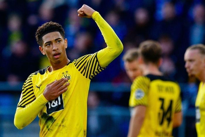  Bước sang hiệp 2, Jude Bellingham đưa Dortmund dẫn 3-0 sau pha độc diễn qua 3 cầu thủ đội chủ nhà trước khi dứt điểm tinh tế đánh bại thủ môn Stefan Ortega. Tiền vệ sinh năm 2003 đang thi đấu đầy chững chạc trong mùa giải thứ hai khoác áo đội chủ sân Signal Iduna Park. 