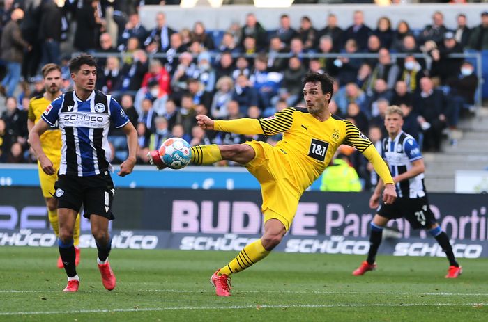  Vào phút thi đấu cuối cùng của hiệp 1, Mats Hummels lập siêu phẩm gia tăng cách biệt cho Dortmund với cú volley bên ngoài vùng cấm. Bóng đi cuộn và không cho thủ môn đội chủ nhà có cơ hội cản phá. 