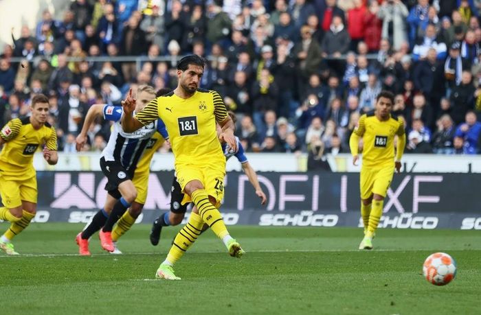  Tuy nhiên, người đầu tiên tạo ra ảnh hưởng cho Dortmund là Emre Can. Tiền vệ người Đức thực hiện thành công cú đá trên chấm 11 m vào phút 31 để đưa Dortmund vươn lên dẫn trước. Đây là bàn đầu tiên của cựu tiền vệ Liverpool tại Bundesliga mùa này. 