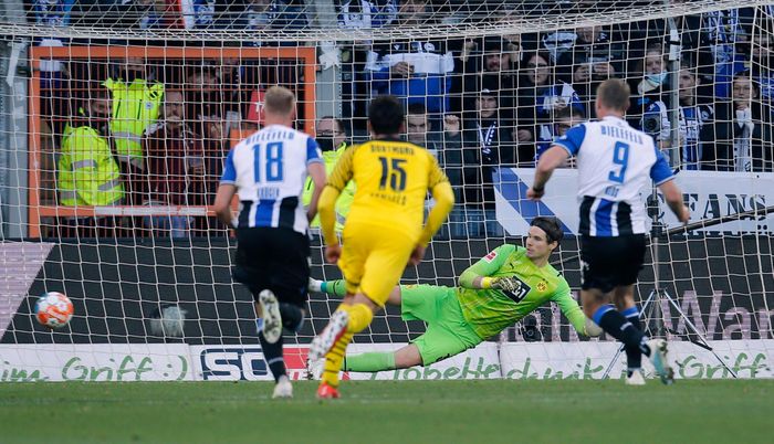  Đội chủ nhà chỉ có bàn danh dự vào phút 87 nhờ công của Fabian Klos trên chấm 11 m. Dortmund tiếp tục duy trì thành tích phòng ngự kém ấn tượng khi để thủng lưới mọi trận đấu trong mùa giải Bundesliga 2021/22. 