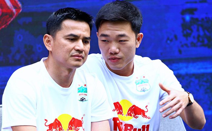 HLV Kiatisuk và Xuân Trường là 2 fan Liverpool ở HAGL. Ảnh: Quang Thịnh.