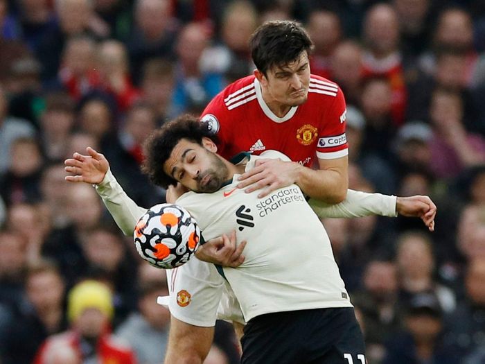 Harry Maguire, Luke Shaw mắc hàng loạt sai lầm khiến De Gea thủng lưới 4 lần. Nhà báo Samuel Luckurts đã so sánh hàng thủ đắt giá của "Quỷ đỏ" với các hậu vệ chơi ở giải bán chuyên Sunday League.