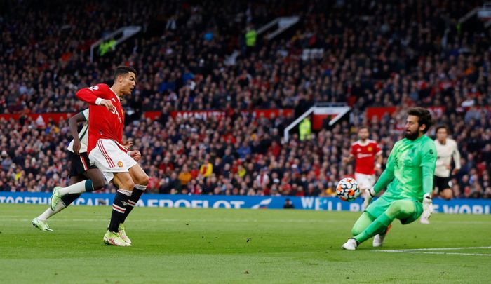 Ở hiệp một, Ronaldo bị hàng thủ Liverpool theo sát. Anh chỉ có một cơ hội đáng chú ý, nhưng người chiến thắng là Alisson Becker.