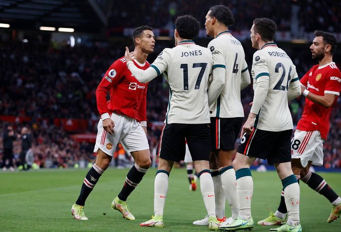 Virgil van Dijk cùng đồng đội lao đến để nói chuyện với Ronaldo. Siêu sao người Bồ Đào Nha cũng đáp lại bằng thái độ khá gay gắt.